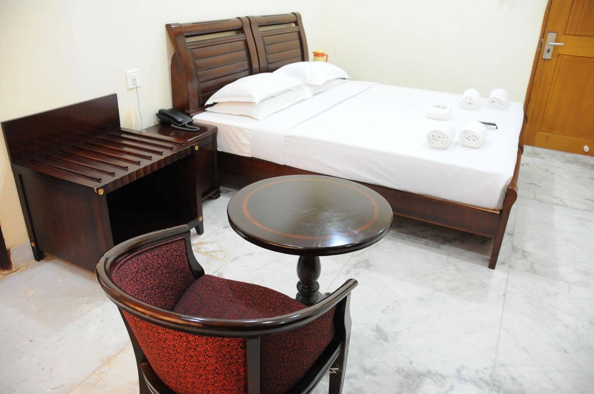 Lloyds Serviced Apartments, Near Music Academy Chennai Bagian luar foto